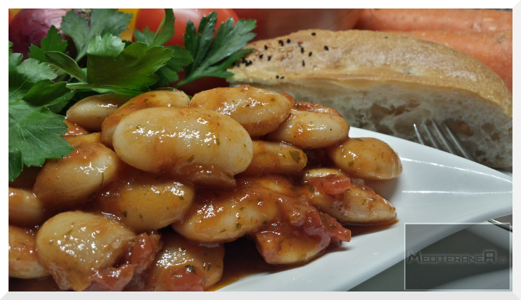 Dicke Bohnensalat mit Tomatensoße